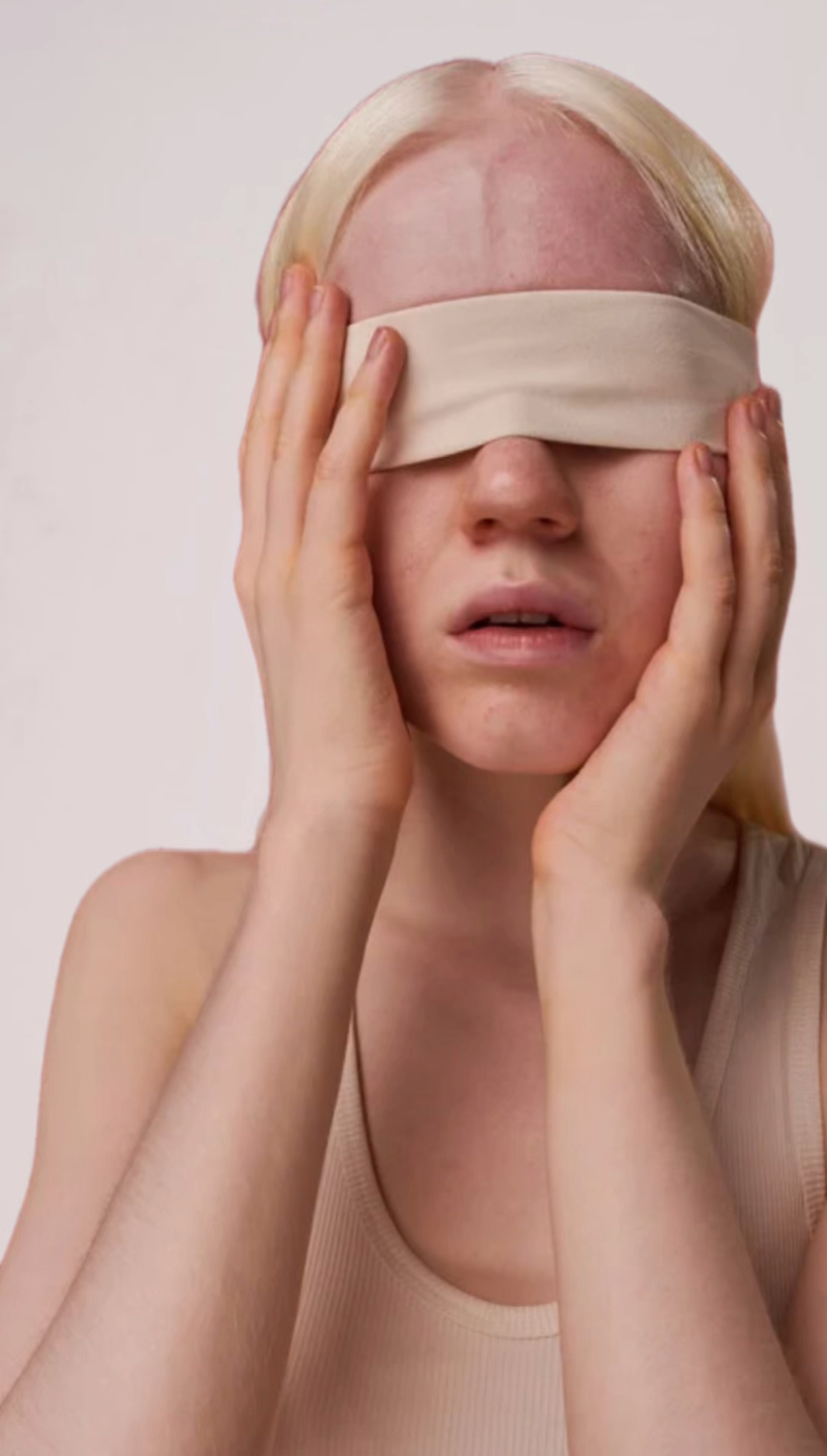 Mujer con los ojos vendados